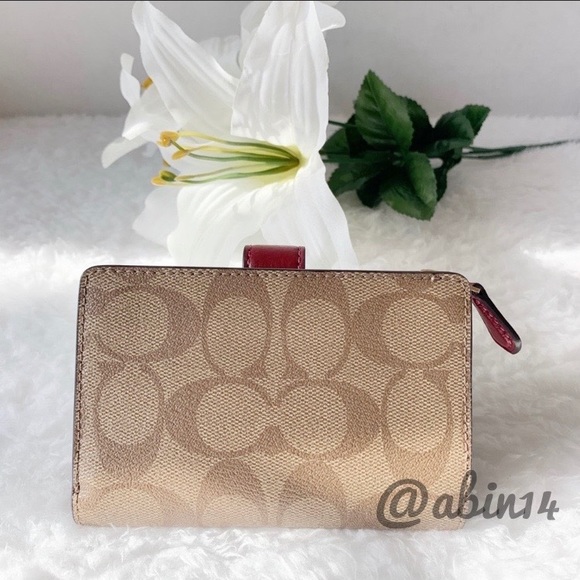 NWT Coach Signature Medium Corner Zip Wallet - Picture 3 of 7